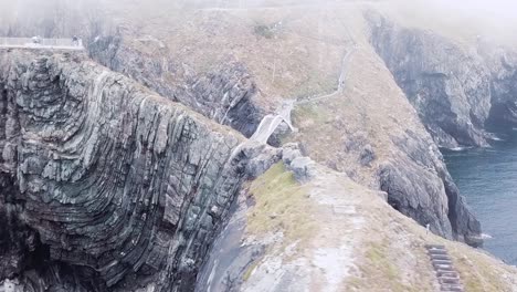 Mizen-Head,-Irland,-Dramatische-Drohnenaufnahmen-Der-Klippen-An-Einem-Nebligen-Tag