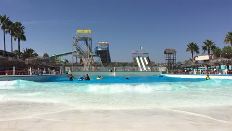 Menschen-Im-Wellenbad-In-Einem-Wasserpark-In-Zeitlupe