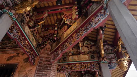 Cámara-Inclinándose-Hacia-Arriba-Y-Hacia-La-Izquierda-A-Las-Hermosas-Decoraciones-Del-Templo-En-El-Templo-Baoan-De-Dalongdong-En-Taipei,-Taiwán