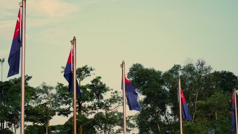 Banderas-De-Johore-Ondeando-Por-La-Noche-En-El-Parque-De-La-Independencia