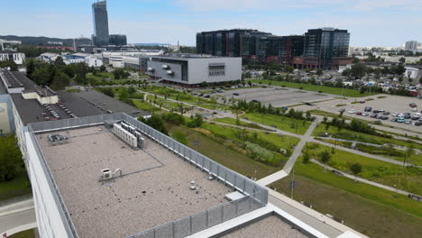 Complejo-De-Ti-Y-Eco-parque-Toma-Aérea-De-Drones-4k-Del-Exterior-Del-Campus-De-La-Universidad-De-Gdańsk