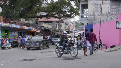 Pan-A-La-Derecha-Del-Tráfico-En-La-Intersección-En-Petion-ville