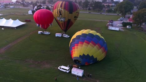 Heißluftballons,-Die-Bei-Einem-Frühen-Sonnenaufgang-Abheben
