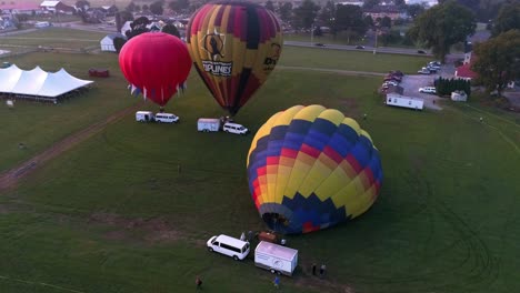 Globos-Aerostáticos-Despegando-En-Un-Amanecer-Temprano