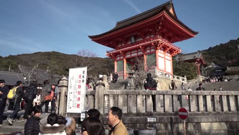 Viele-Touristen-Besuchen-Eines-Der-Wahrzeichen-Und-Beliebtesten-Reiseziele-In-Kyoto,-Japan