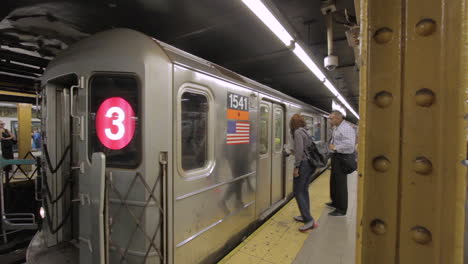 La-Gente-Entra-Y-Sale-De-Un-Tren-Subterráneo-En-La-Ciudad-De-Nueva-York,-Desde-Una-Plataforma-Con-Pan