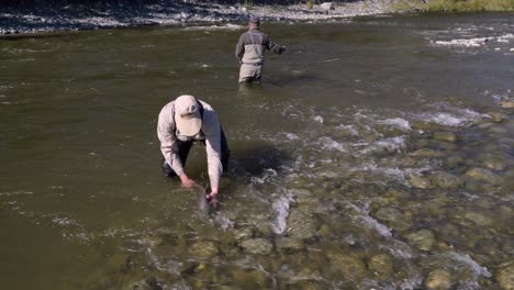 Fliegenfischer-Setzen-Lachse-Auf-Dem-Gulkana-Fluss-In-Der-Nähe-Von-Gakona-In-Alaska-Frei