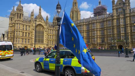 Banderas-De-La-Unión-Europea-Y-Del-Reino-Unido-Fuera-Del-Palacio-De-Westminster