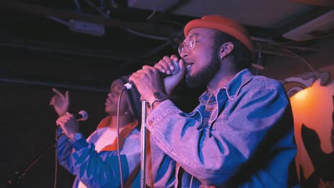 Troop-Atlanta,-Ga---15-De-Diciembre-De-2018:-Un-Par-De-Jóvenes-Raperos-Afroamericanos,-Marca-Troop,-Actúan-En-Un-Dúo-De-Hip-hop-En-Un-Animado-Concierto-En-Un-Club-Nocturno-Urbano-Subterráneo-Popular-Entre-Los-Millennials