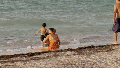 Familia-Feliz-Con-Un-Niño-En-La-Playa-Puerto-Progreso-Vida-En-Merida-Yucatan-Mexico