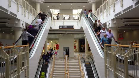 Viajando-Por-Un-Esculator-En-El-Centro-Comercial-Intu-Potteries-En-El-Centro-De-La-Ciudad,-Clientes,-Gente-Comprando-En-El-Centro-Comercial