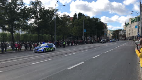 Leute,-Die-Eskorte-Von-Papst-Franziskus-Beobachten,-Der-In-Den-Straßen-Von-Tallinn-Vorbeikommt