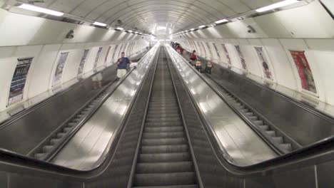 Estación-Namesti-Miru-En-Praga-Con-Escalera-Mecánica-Vacía