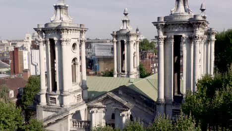 Panning-shot-of-St-John's-Smith-Square-in-Westminster,-London