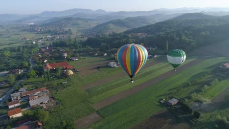 Tiro-Aéreo-Ascendente-De-Globos-Durante-El-Mitin