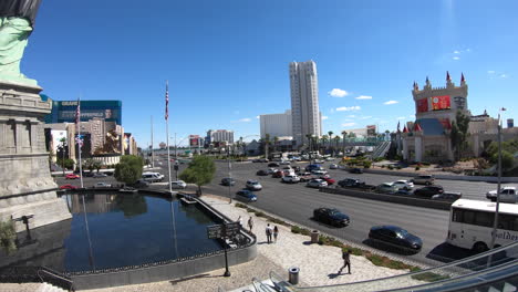 Viel-Befahrene-Verkehrskreuzung-Auf-Dem-Las-Vegas-Blvd-In-Las-Vegas-Nevada