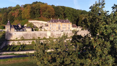 Antenne:-Aufnahme-Von-Chateau-Neercanne-Beim-Baden-In-Der-Morgensonne