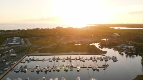 Drohnenflug-Bei-Sonnenuntergang-über-Dem-Jachthafen-Auf-Den-Kaimaninseln