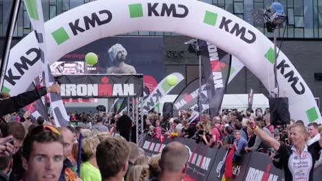 Foto-De-Trípode-De-Tres-Personas-Corriendo-Hacia-La-Línea-De-Meta-En-El-Kmd-Ironman-Copenhague-2018-Mientras-La-Multitud-Anima