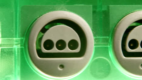 Controller-Anschlüsse-Auf-Der-Grünen-Nintendo-64-Konsole-Mit-Licht-Unter-Der-Rechten-Folie