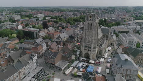 Luftaufnahme:-Ein-Markt-Auf-Einem-Kirchplatz-Im-Zentrum-Der-Stadt-Mit-Blick-Auf-Die-Stadtbasilika