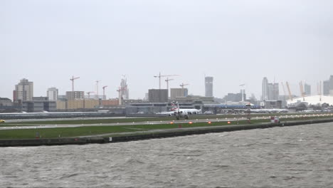 UK-February-2016---A-passenger-jet-at-London-City-Airport-struggles-to-land-and-is-buffeted-by-strong-gusting-winds-during-storm-Imogen