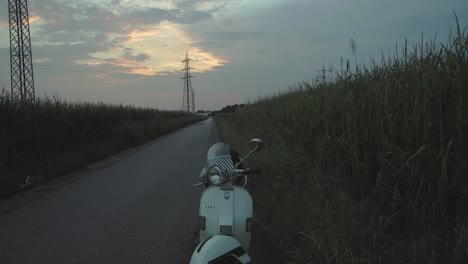 Vespa-Piaggio-50-Cc-Special-125-Px-Weiß-Parkplatz-Sonnenuntergang-In-Der-Natur