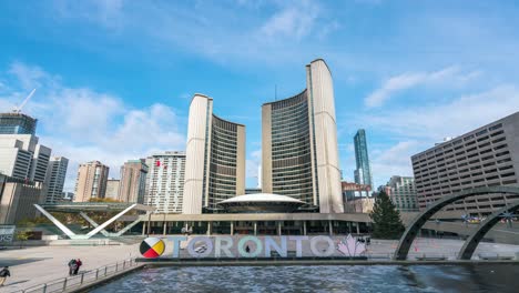 Primer-Signo-De-Invierno-En-Una-Mañana-Nublada-En-El-Ayuntamiento-De-Toronto-Y-La-Plaza-Nathan-Phillips,-El-árbol-De-Navidad-Gigante-Está-En-Exhibición-Para-La-Temporada-Festiva