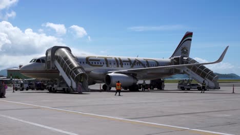 Avión-Etiahad-Que-Se-Está-Preparando-Para-El-Próximo-Vuelo-En-El-Aeropuerto-Internacional-Mahe-En-Las-Seychelles