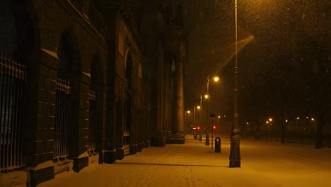 Calle-Vacía-Cubierta-De-Nieve-En-Dublín-En-Edificios-Gubernamentales-Durante-La-Tormenta-De-Nieve