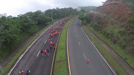 Grupo-De-Personas-Participando-En-Un-Paseo-Grabado-Desde-Un-Dron