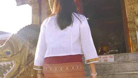 Mädchen,-Das-Um-Tempel-In-Chiangmai-Thailand-4k-Geht