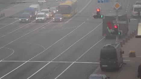 Los-Semáforos-Cambian-En-La-Concurrida-Intersección-En-Minsk,-Bielorrusia-En-La-Niebla