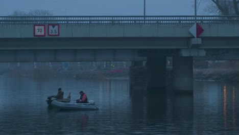 Fischerfischfang-Mit-Angelruten-Im-Liepaja-Handelskanal-Am-Nebligen-Nachmittag-Vom-Boot-In-Der-Nähe-Der-Brücke