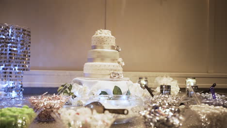 Beautiful-tiered-wedding-cake-on-a-table-in-a-banquet-hall
