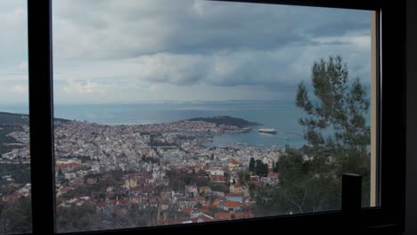 Vista-De-La-Ciudad-De-Mitilene-En-Lesbos-Mirando-A-Través-De-La-Ventana-Del-Apartamento