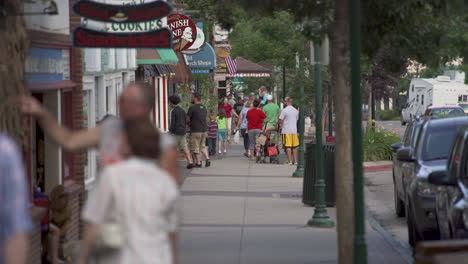 Gente-Caminando-Por-Un-Pequeño-Pueblo-Turístico-En-Las-Montañas-De-Colorado