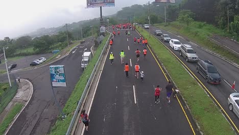 Grupo-De-Personas-Participando-En-Un-Paseo-Grabado-Desde-Un-Dron