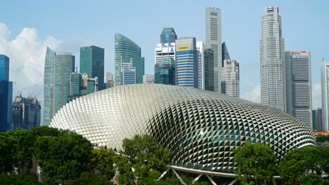 Ciudad-De-Singapur---Alrededor-De-Retroceder-Timelapse-Con-Teatro-Esplanade-En-El-Frente-Y-Torres-De-Edificios-Y-Horizonte-Azul-En-El-Fondo