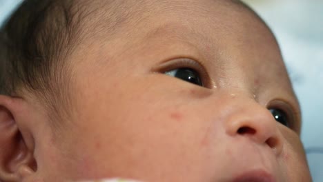 Asiatisches-Neugeborenes-Mädchen,-Das-Sich-Hinlegt-Und-Zur-Linken-Seite-Schaut
