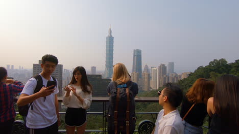 Blondes-Mädchen-Inmitten-Von-Asiaten-Macht-Ein-Foto-Von-Taipei