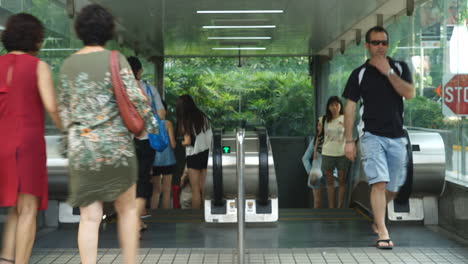 Singapur---Circa-Zeitraffer-Von-Menschen,-Die-Eine-Rolltreppe-In-Einem-Einkaufszentrum-In-Singapur,-Asien,-Benutzen