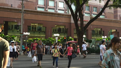 Singapur---Alrededor-De-Lapso-De-Tiempo-Lento-Inclinado-Hacia-Arriba-Multitudes-De-Personas-Y-Tráfico-Compartido-Orchard-Road,-Singapur