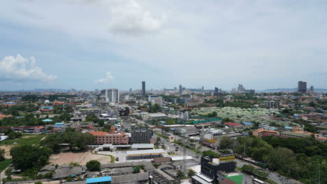 Pattaya-Thailand---Ca.-Zeitrafferansicht-Von-Oben-Auf-Die-Stadt-Pattaya-Mit-Dem-Geschäftigen-Fließenden-Verkehr-Und-Den-Wolkenkratzern-Im-Hintergrund