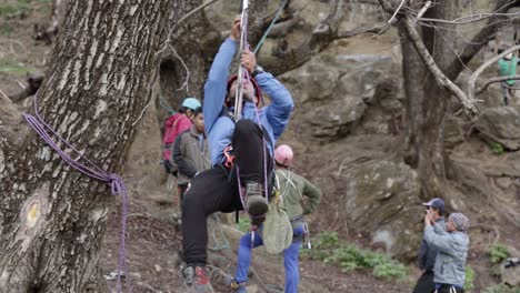 Abseilen-Durch-Einen-Himalaya-Bergsteiger-Eines-Bergsteiger-Ausbildungsinstituts-Im-Oberen-Himalaya,-Uttarakhand,-Indien