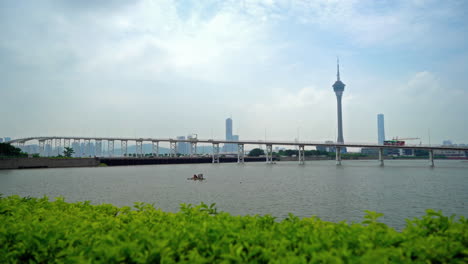 Punto-De-Referencia-De-Macao,-Torre-Famosa-De-China-Vista-Desde-El-Otro-Lado-Del-Río