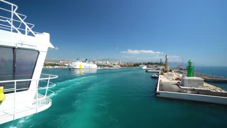 Schiff-Verlässt-Die-Docks-In-Split-Kroatien-Europa-Ca.-Juni-2016