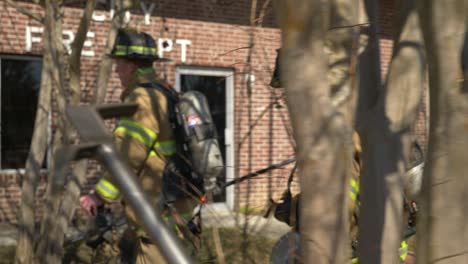 Gruppe-Von-Feuerwehrleuten,-Die-Für-Notfallmaßnahmen-Zu-Einem-Gebäude-Gehen