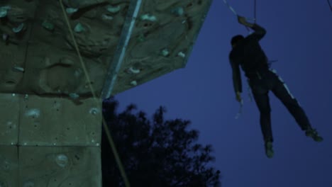 Fitness,-Extremsport,-Bouldern,-Menschen-Und-Gesundes-Lebensstilkonzept---Junger-Mann,-Der-An-Der-Indoor-Kletterwand-Trainiert