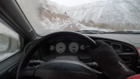 Conducir-Sobre-El-Lago-Song-Kol-En-Pleno-Invierno-Con-Una-Ventisca-Y-Condiciones-De-Congelación